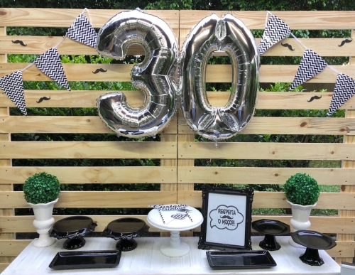 Kit Festa Bigode 30 anos Branco e Preto Completa Locação SP, Imagem 2