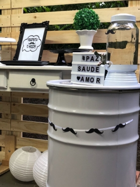 Kit Festa Bigode 30 anos Branco e Preto Completa Locação SP, Imagem 4